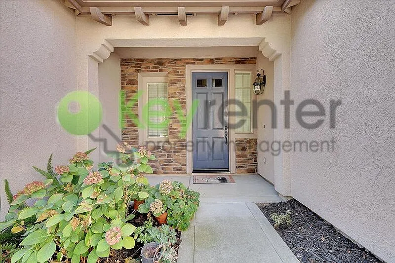 5 bed, 3.0 bath, 3421 sqft, $3,800 — Photo 3
