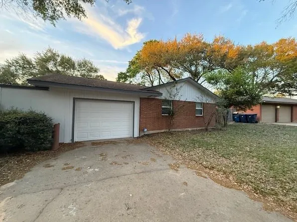 584 Elm St, Prairie View, TX 77484