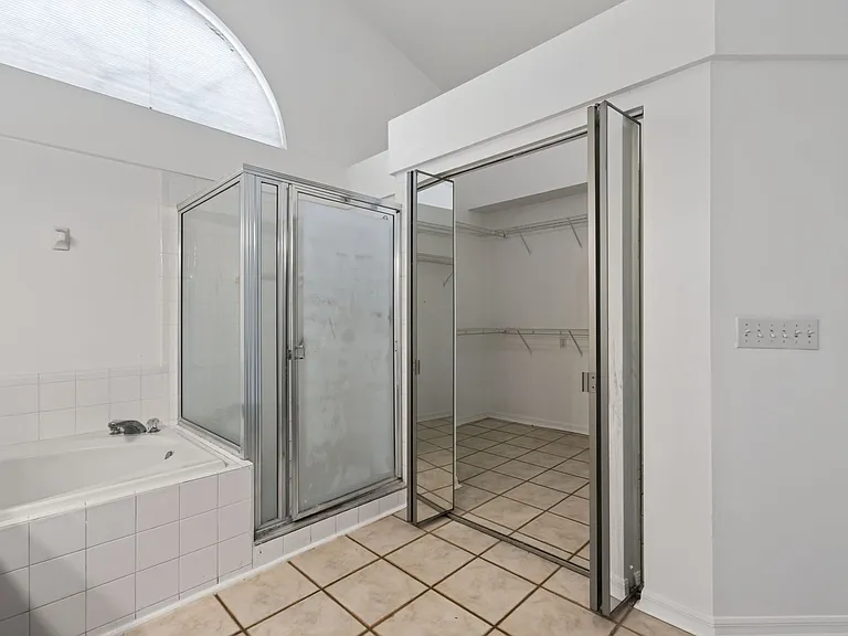 2324 NW 40th Pl — Photo 32