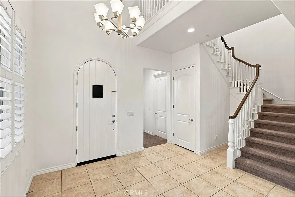 4 bed, 2680 sqft, $6,800 — Photo 1