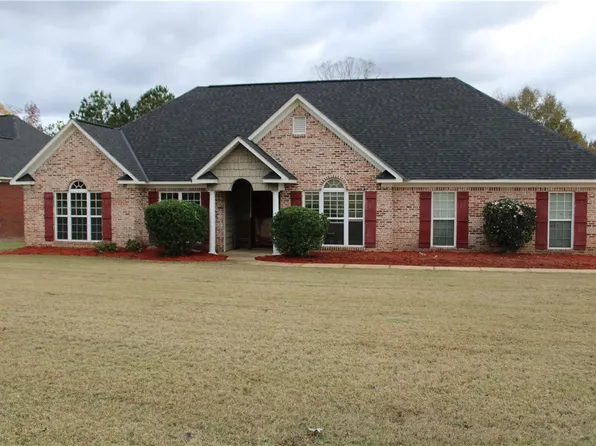 388 Shadow Wood Dr, Smiths Station, AL 36877