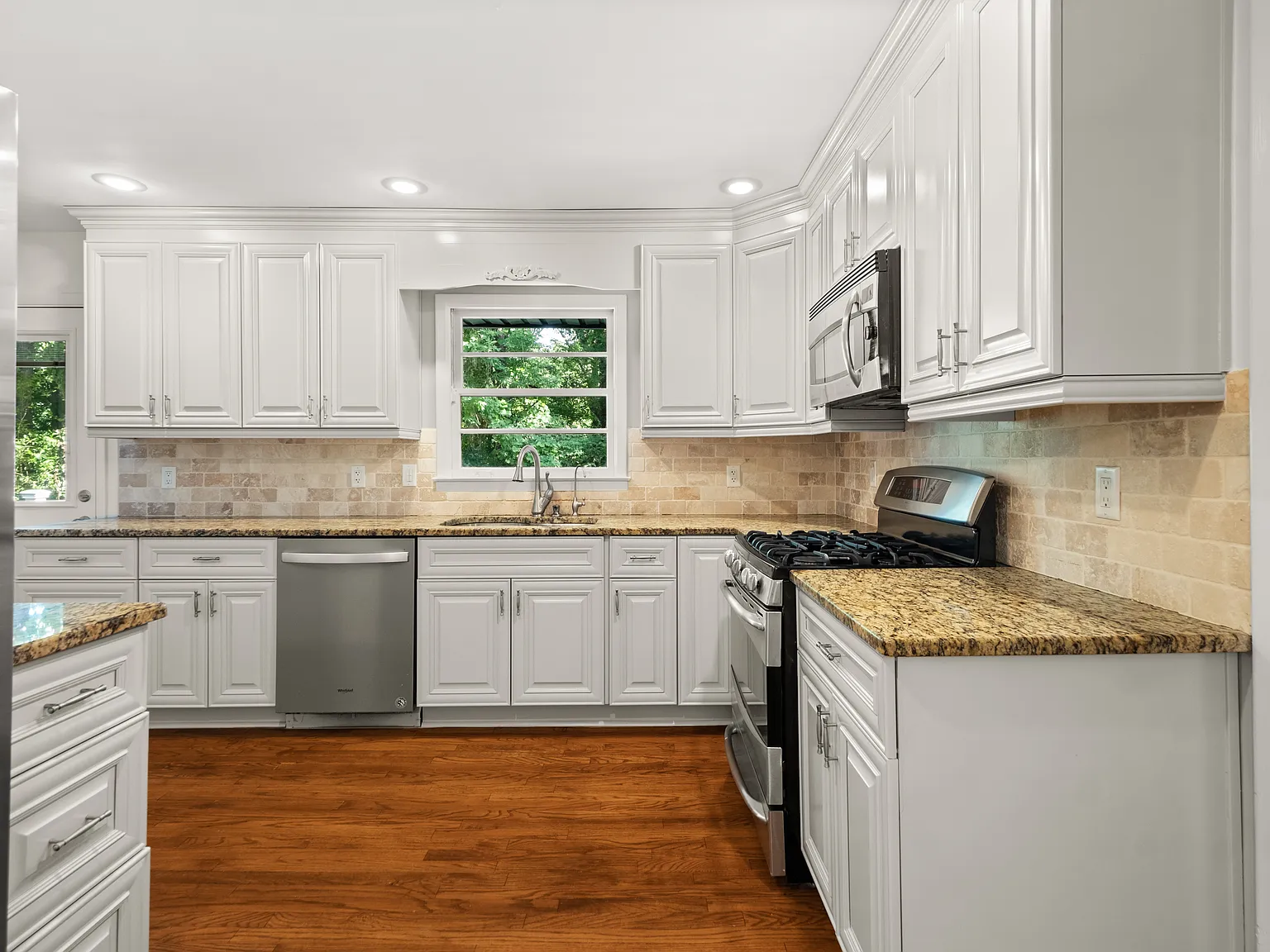 3 bed, 1800 sqft, $3,000 — Photo 4