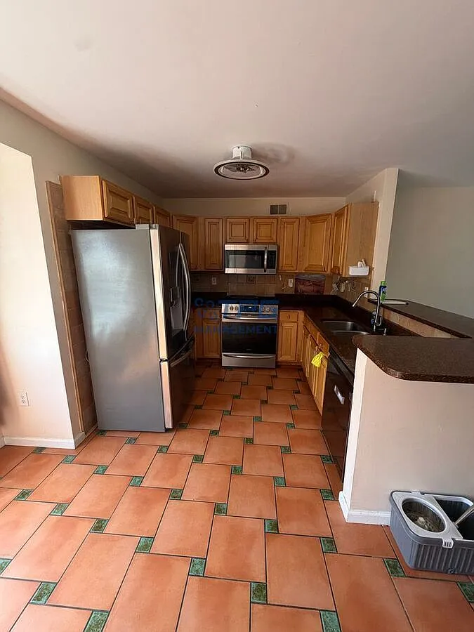 3 bed, 3.0 bath, 1240 sqft, $3,400 — Photo 4