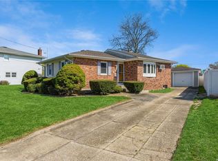 435 7th St, West Babylon, NY 11704