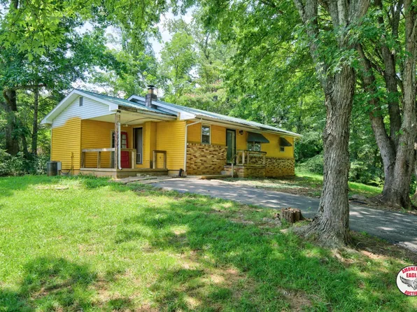 1028 Olympus Dr, Byrdstown, TN 38549