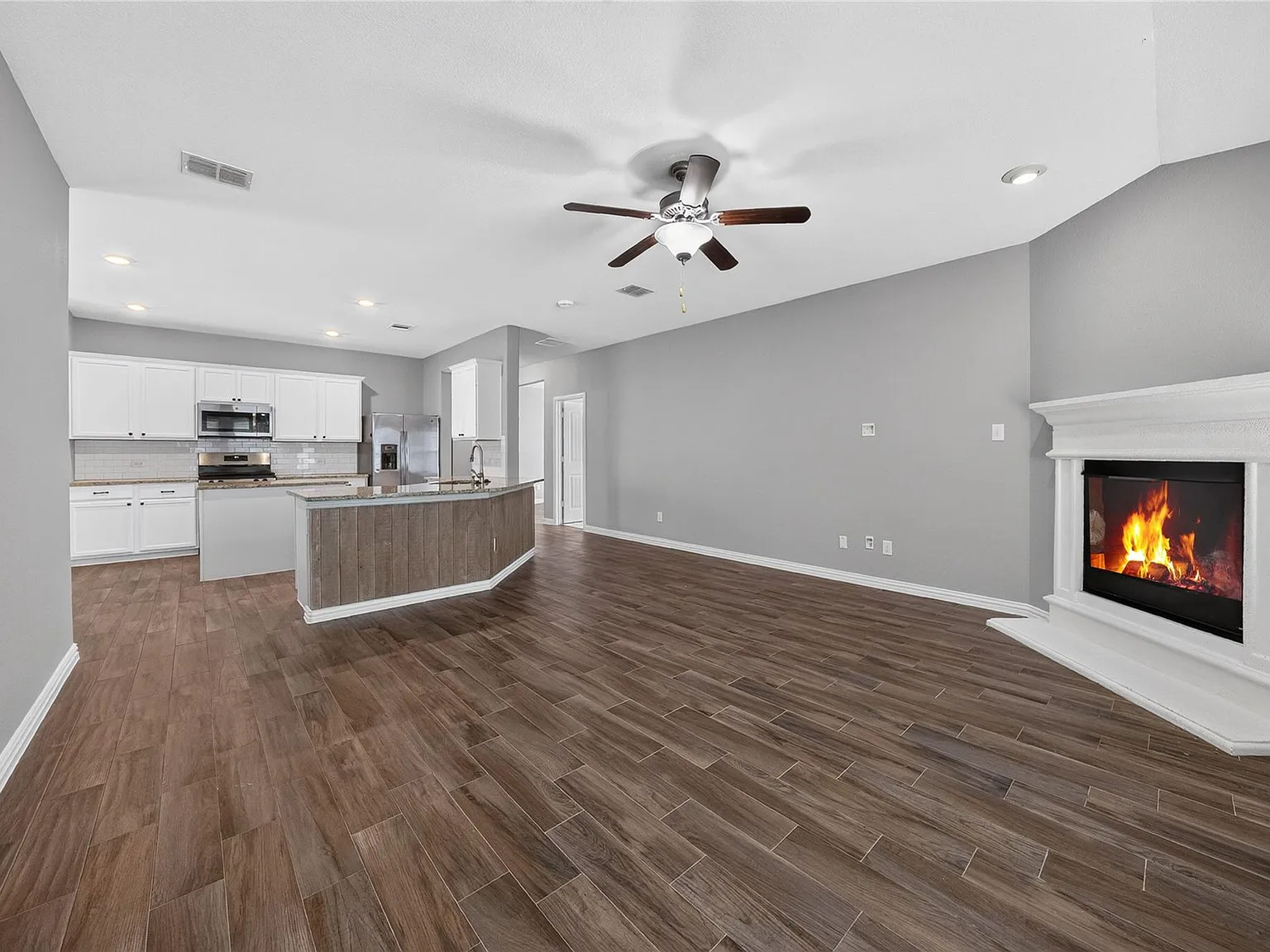 4 bed, 1999 sqft, $2,300 — Photo 3