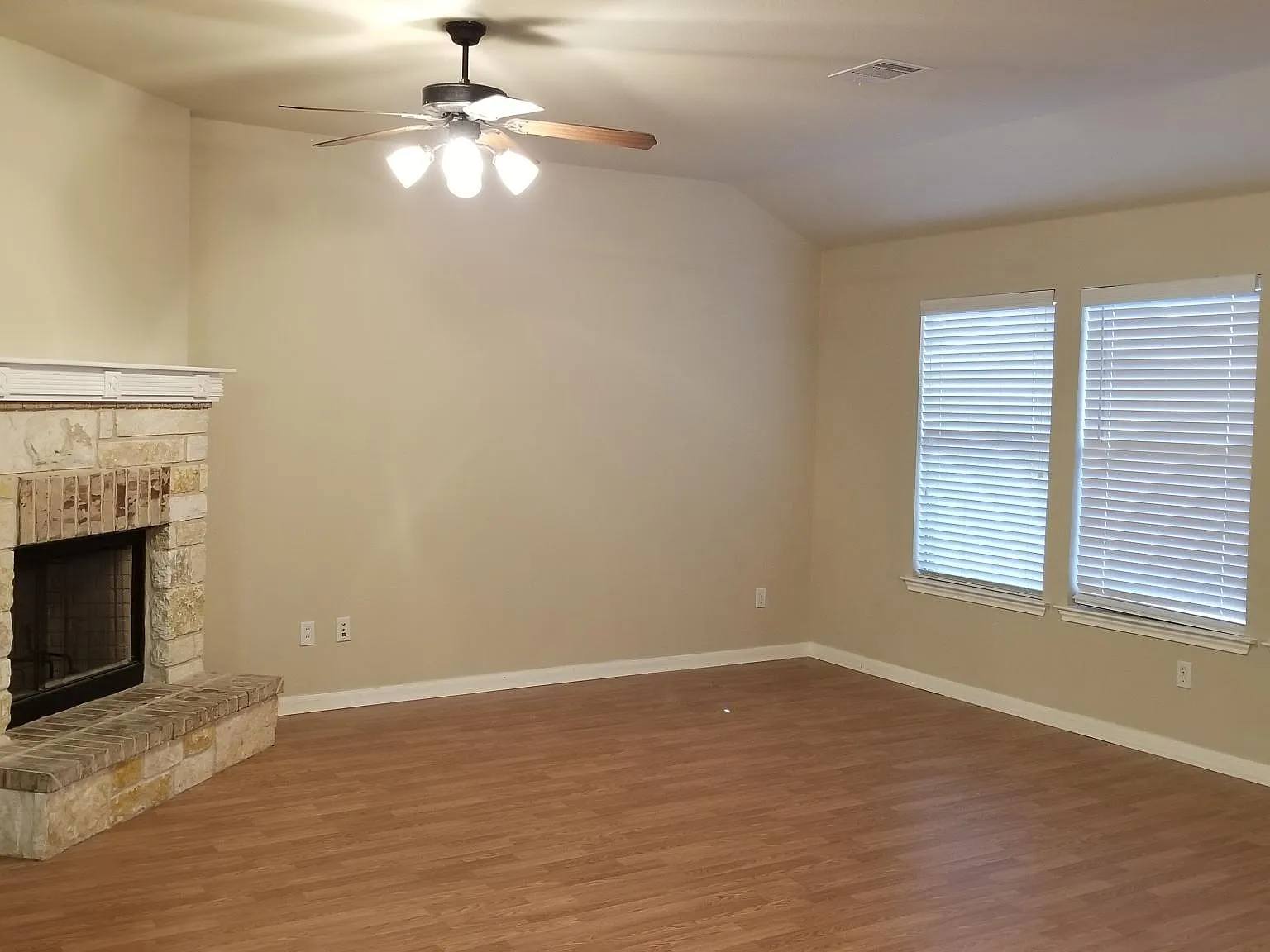 3 bed, 1683 sqft, $1,995 — Photo 3