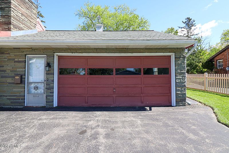 3rd image of 1561 Belmont Avenue