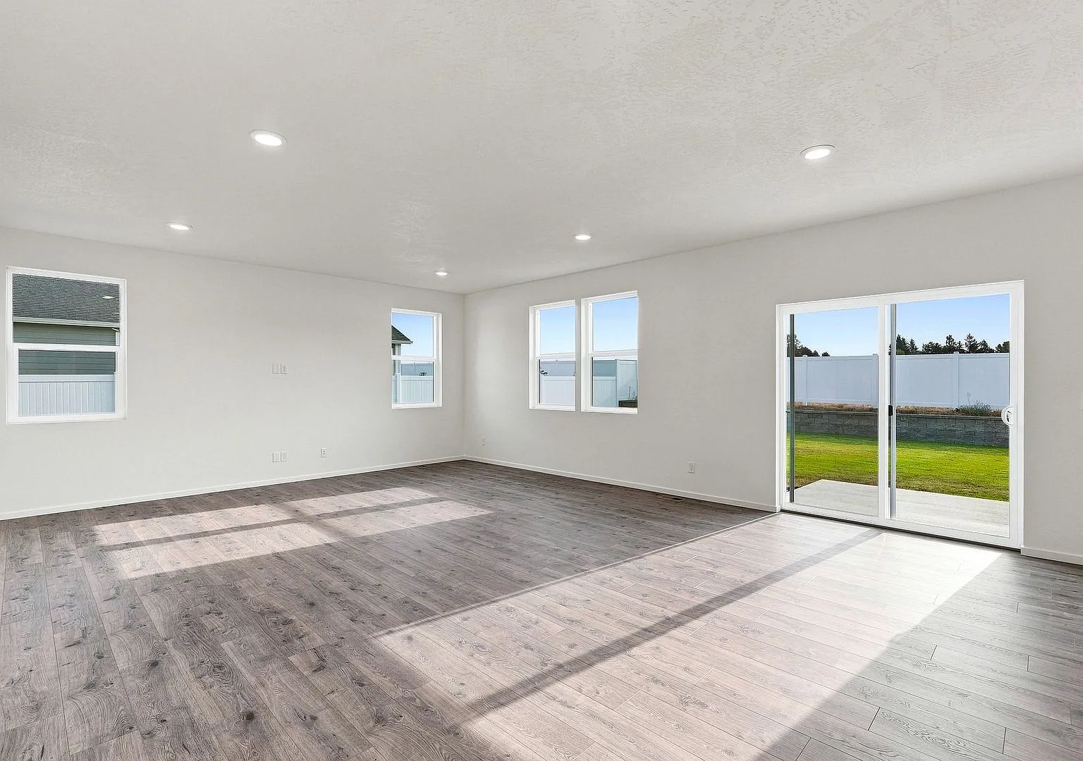 Spacious 5-Bedroom with Loft with 3-Car Garage — Photo 3