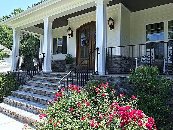 Front entryway/porch 