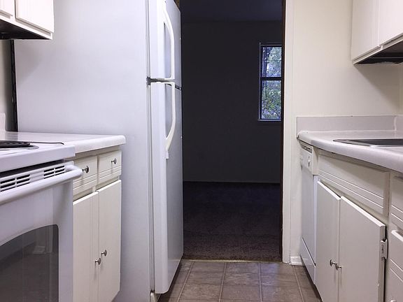 Galley Kitchen w/ Full Size Refrigerator, Electric Stove/Oven, Full Size Dishwasher