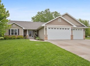 N9064 Blackoak St, Menasha, WI 54952