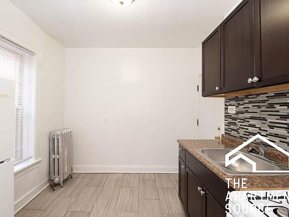 3rd image of 6348 N Magnolia Ave #2M