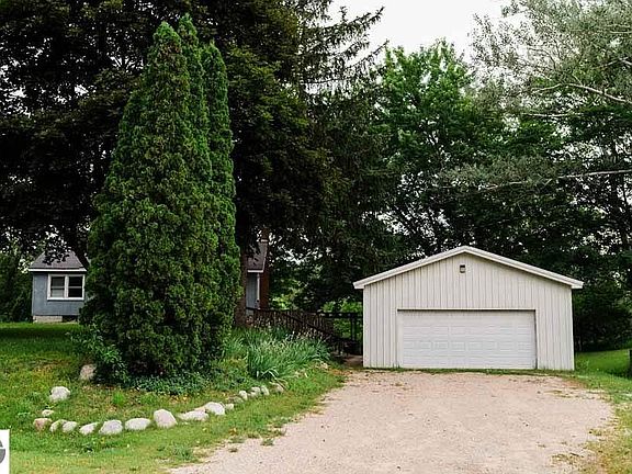 2nd image of 1584 Lake Dr