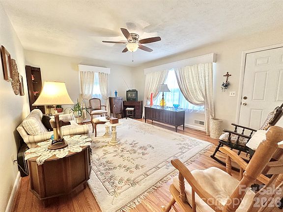 2nd image of 1577 Catawba Ter