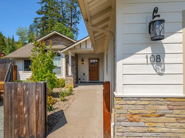 108 NW Cory Ln, Grants Pass, OR 97526