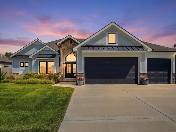 14790 Thousand Oaks Pl, Parkville, MO 64152
