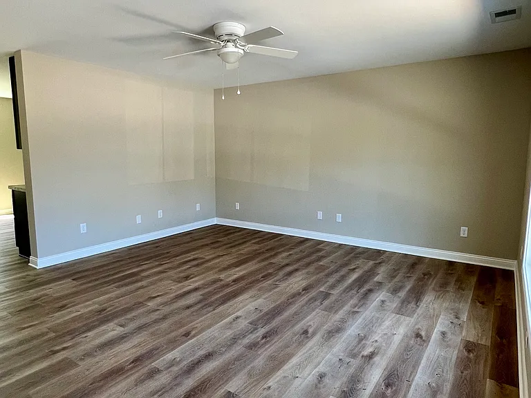 120 Robbins Dr — Photo 3
