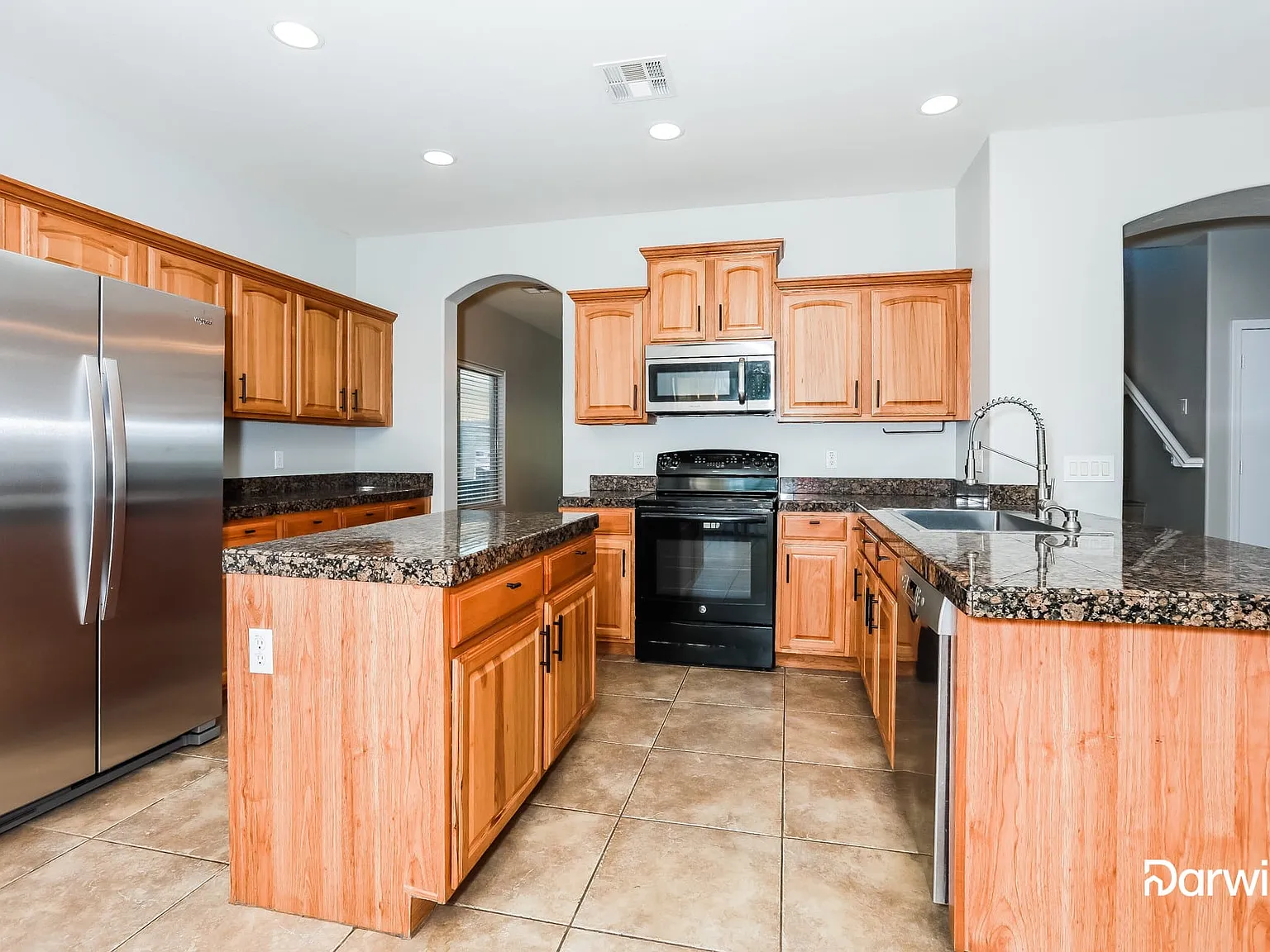 5 bed, 2.5 bath, 3166 sqft, $2,400 — Photo 2