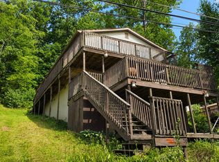28 Lake Shore Dr, Cross Lanes, WV 25313