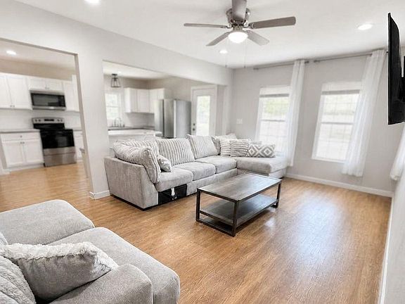 3rd image of 515 E Prairie Ave