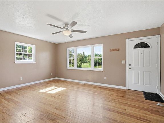 4th image of 1106 Lockhart Rd