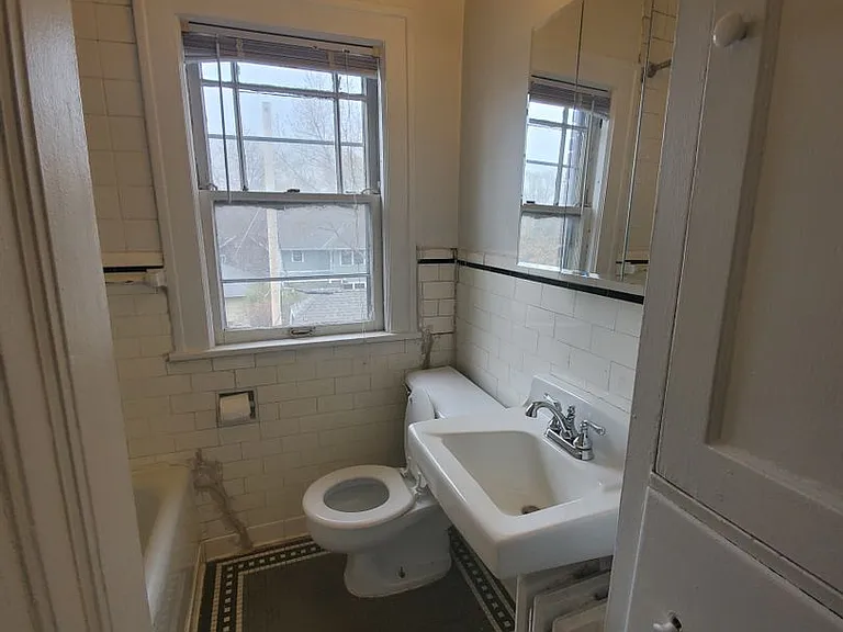 180 Lexington Parkway So. - Edgecumbe Court — Photo 9