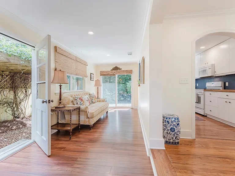 121 Redfern Dr — Photo 8