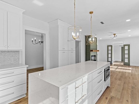 5th image of 246 Desoto St