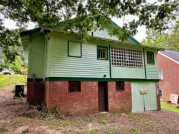 The little lattice area is screened. You can put a chair there and enjoy the outside from the inside.