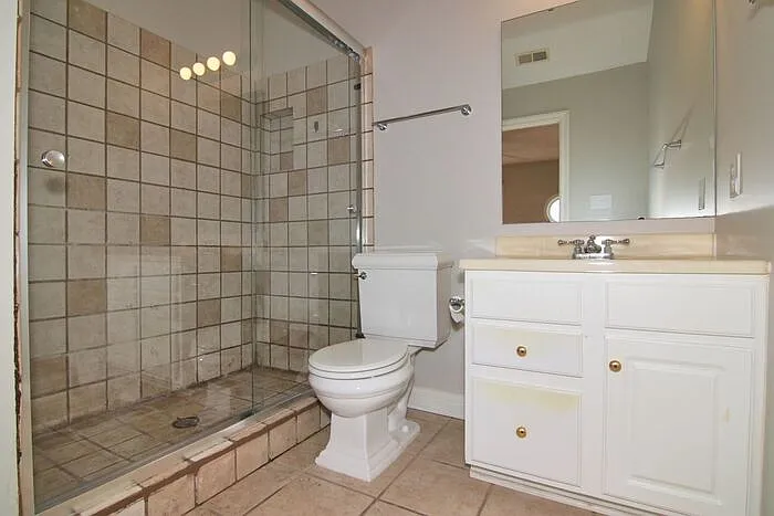 712 N East St — Photo 11