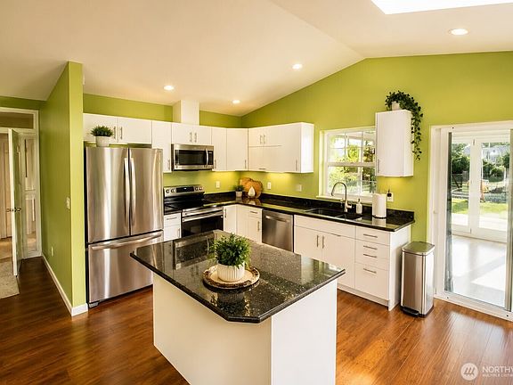 3rd image of 744 SE Evergreen Avenue