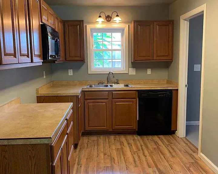 320 E 18th Ave — Photo 2