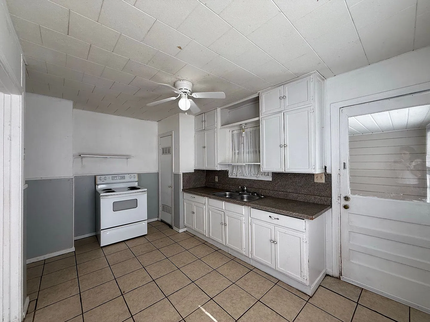 Cute, Affordable 2 Bedroom 1 Bath House Available Now! — Photo 3