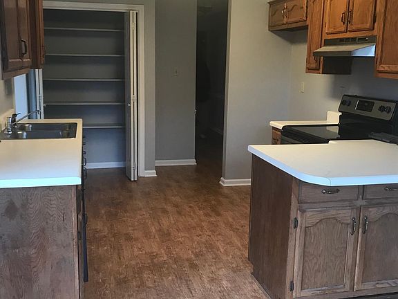 Eatin area looking to Kitchen