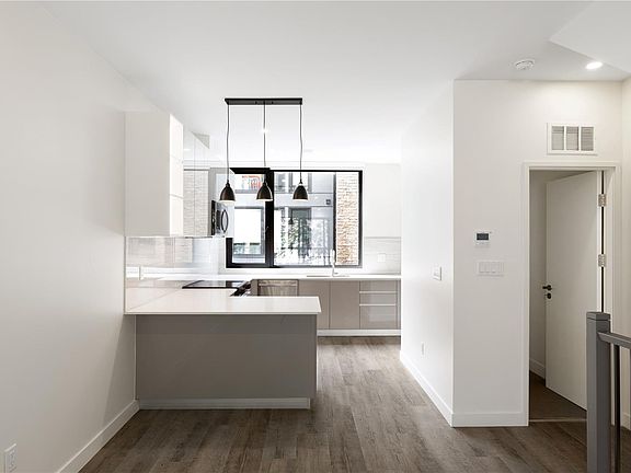 4th image of 916 Orono Ave #132