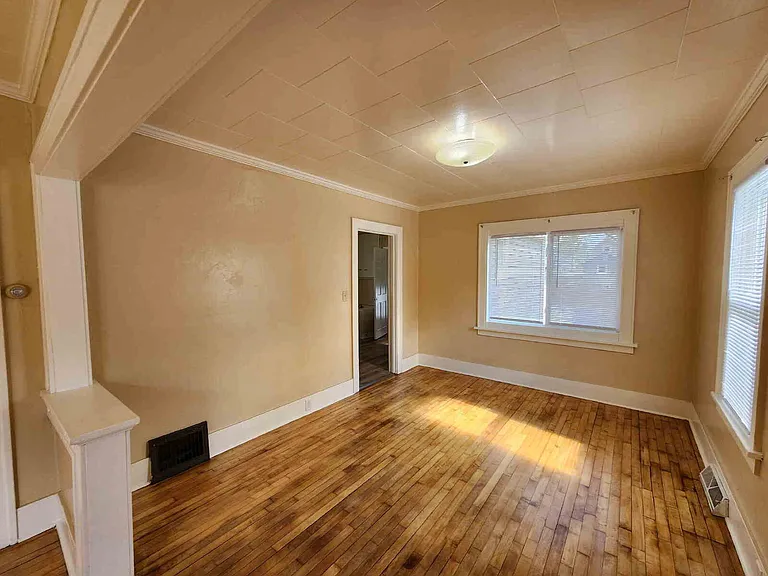 918 Osborn Ave — Photo 6
