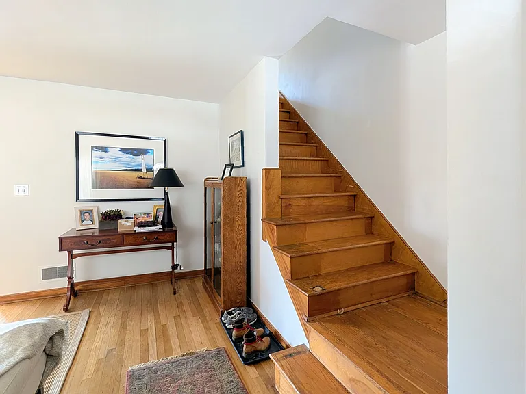 2543 E Livingston Ave — Photo 5