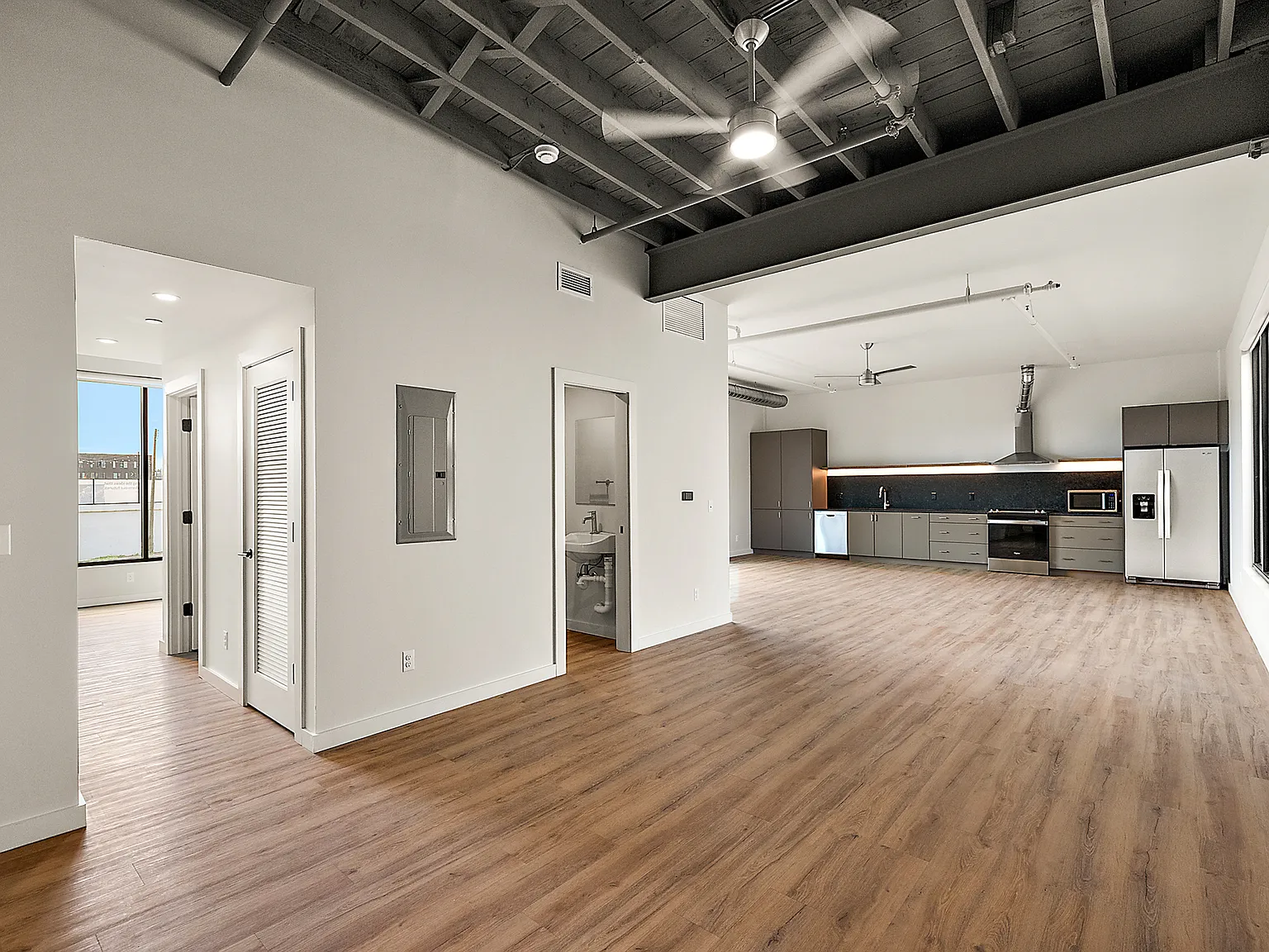 1 bed, 1.5 bath, 1051 sqft, $2,905 — Photo 2