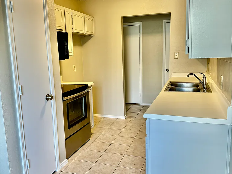 5902 Lakey Dr — Photo 7