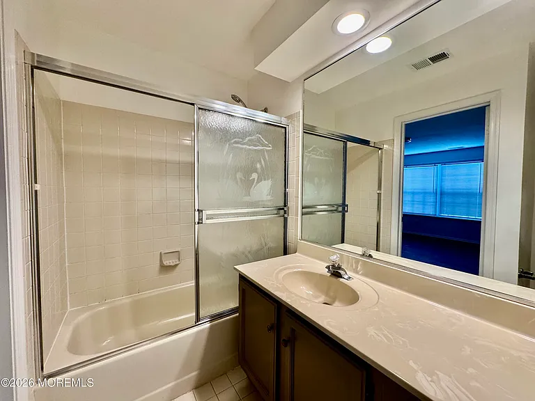 407 Hampton Ct — Photo 10