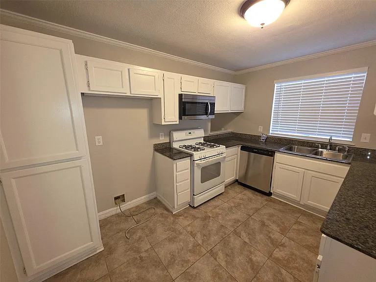21019 Western Valley Dr — Photo 2
