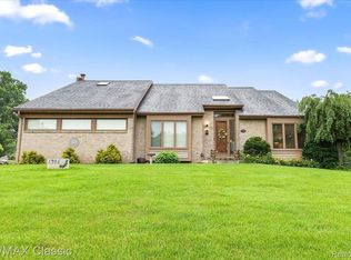 4784 Ravinewood Dr, Commerce Township, MI 48382