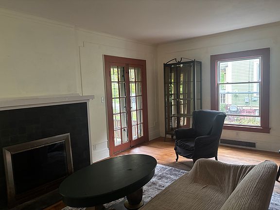 3rd image of 527 Allen St