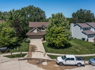 10215 Oakwood Dr, Urbandale, IA 50322