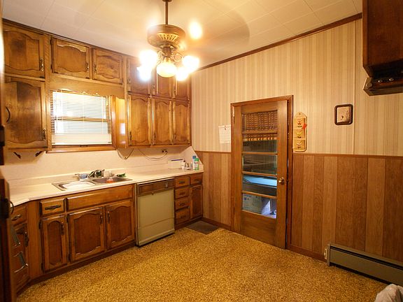 3rd image of 512 Maple St
