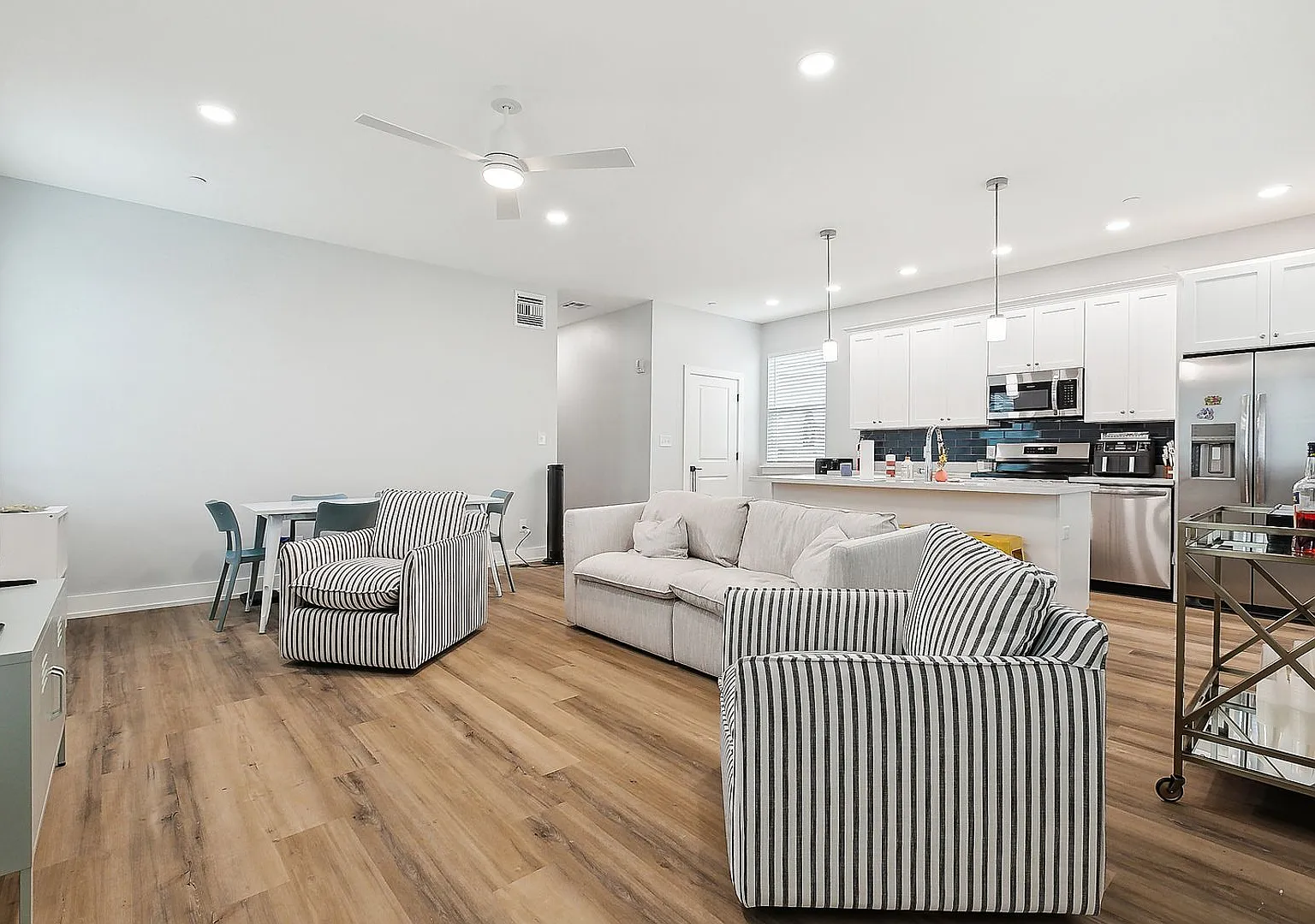 Elegant 3 Bedroom, 2.5 Bath Apartment — Photo 2