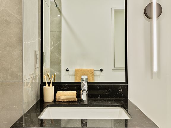 5th image of 72 One Qns Blvd #722
