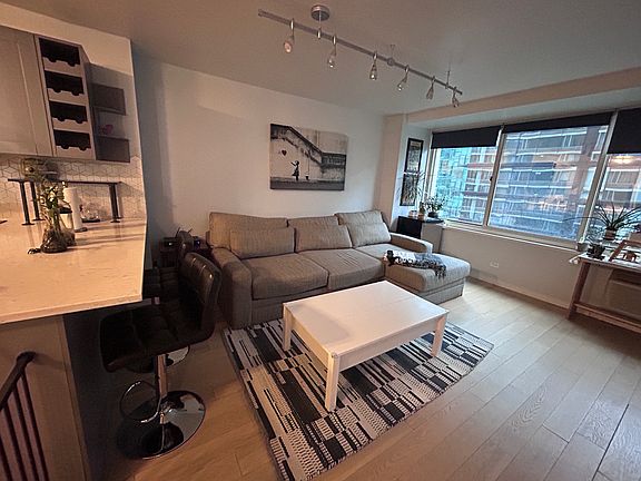 5th image of 211 E Ohio St APT 2412