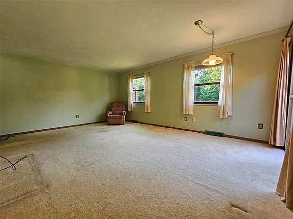 5th image of 14 Theresa Blvd